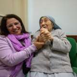 ...e poi in uno stanzone dove facciamo la conoscenza della superiora Veronica, minuta signora dall�incredibile et� di 102 anni